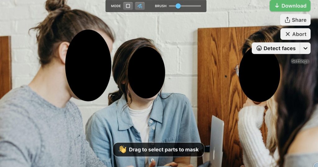 flouter un visage sur une photo avec Redacted