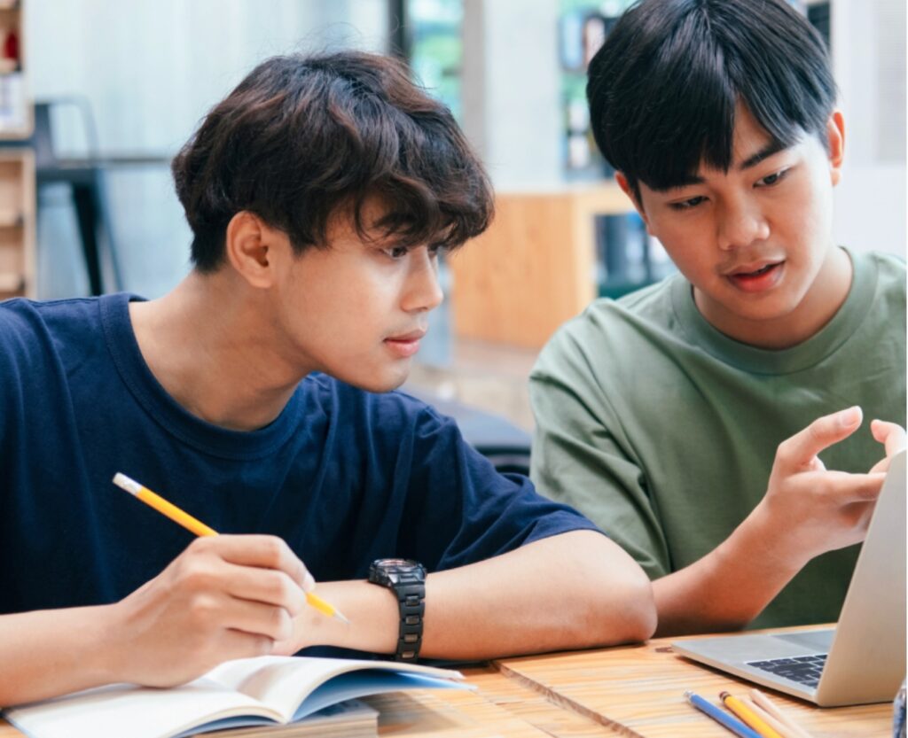 des étudiants devant un ordinateur